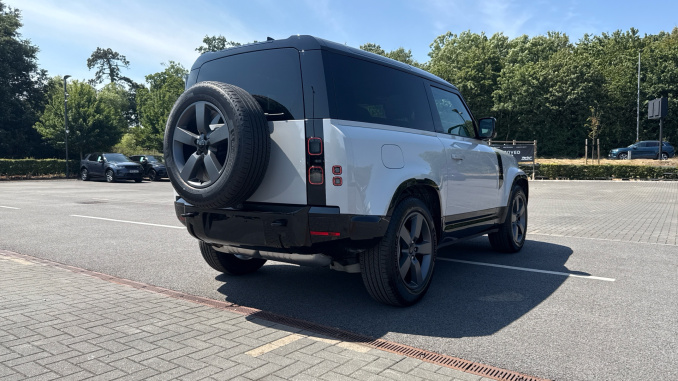 Land Rover Defender 3.0 D250 X-Dynamic SE 90 3dr Auto Diesel Estate - Image 31